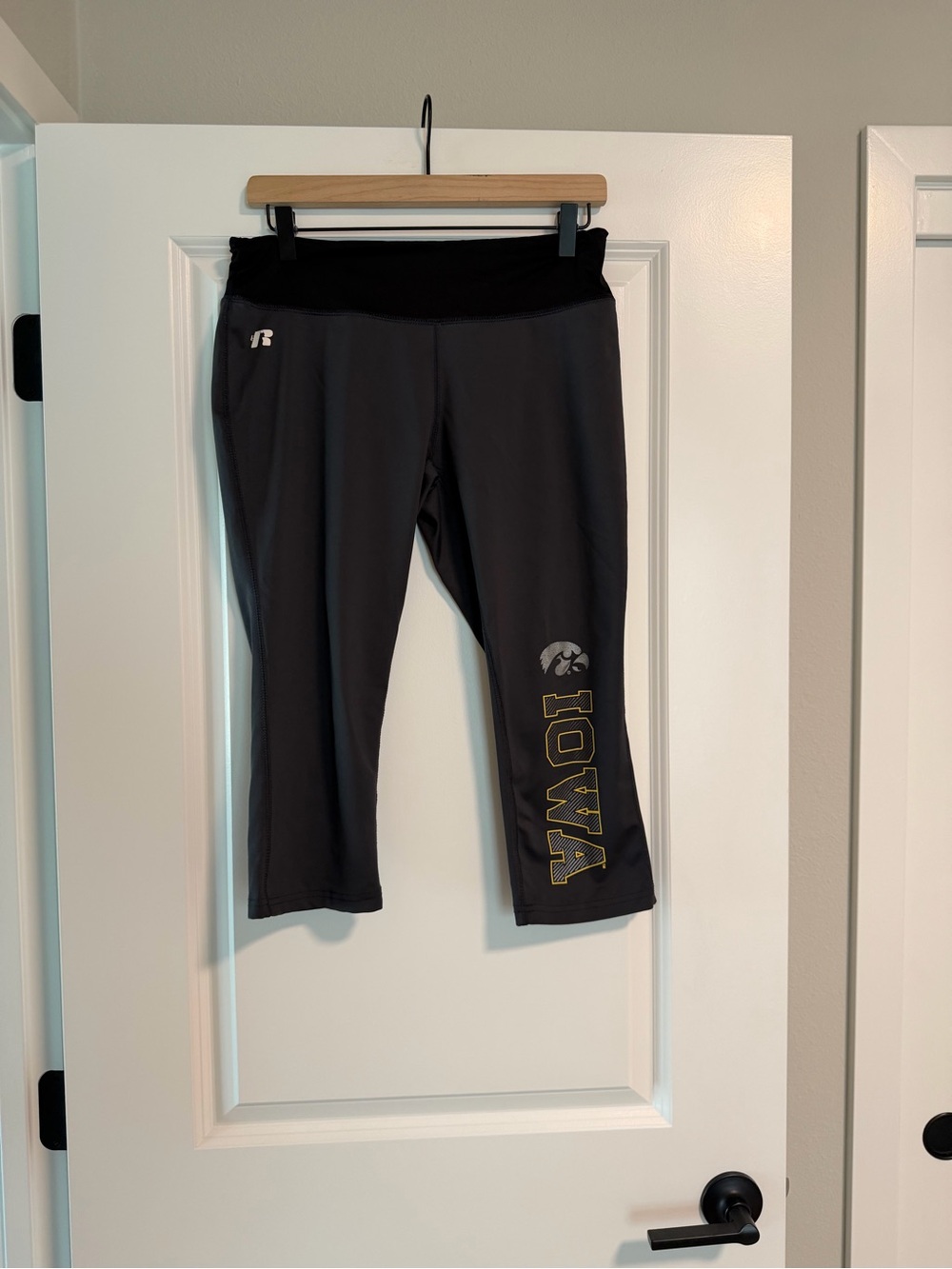 Russell Athletic Iowa Hawkeyes Black & Gold Capri Leggings Medium